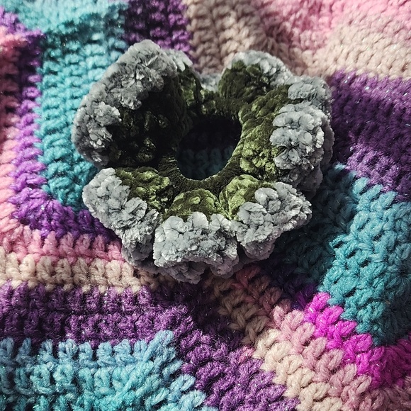 1 Scrunchie - Picture 2 of 2